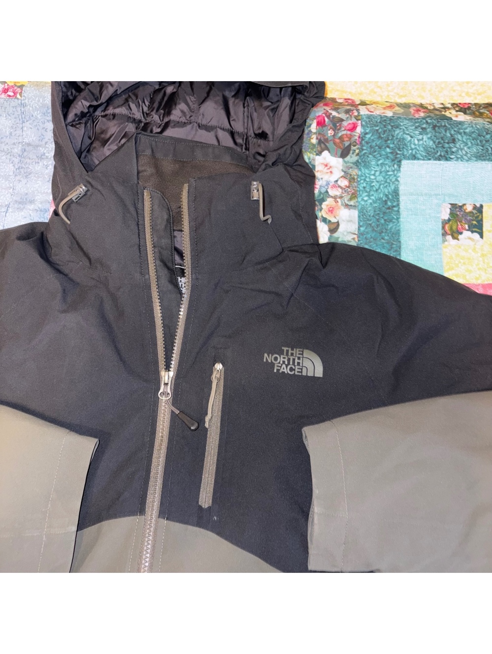 The North Face $230 Men's L/G Waterproof Hooded Jacket Black and Gray